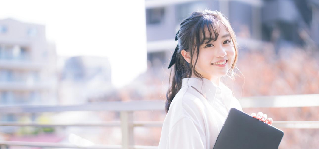 PCを持った女性