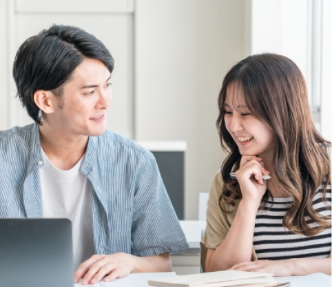 向かい合っている男女