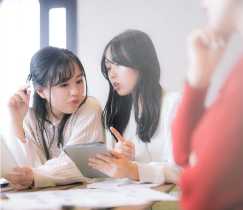 勉強している女性たち